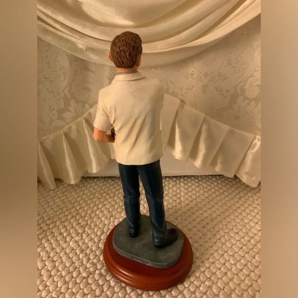 PHARMACIST FIGURINE BY VAN MARK - Picture 4 of 8